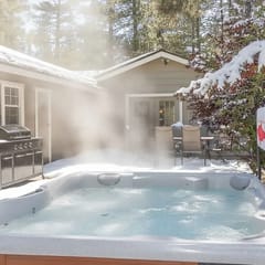 Bright Remodeled Cabin · Private Spa · Near Slopes