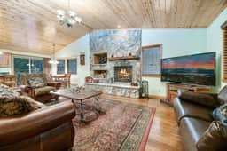 Walk to the Slopes · Hot Tub, Garage & Fireplace - Image 2