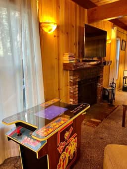 Walk to Bear Mtn Shuttle · Hot Tub & Arcade · 3BR - Image 4
