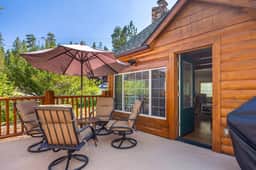 Cozy 3BR Cabin · Near Village, Lake & Slopes - Image 4