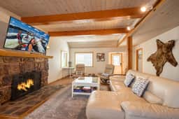 Lakeview Getaway. Close to Village and Slopes! - Image 2