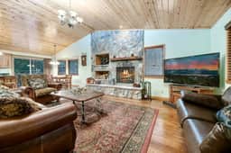 Walk to the Slopes · Hot Tub, Garage & Fireplace - Image 4