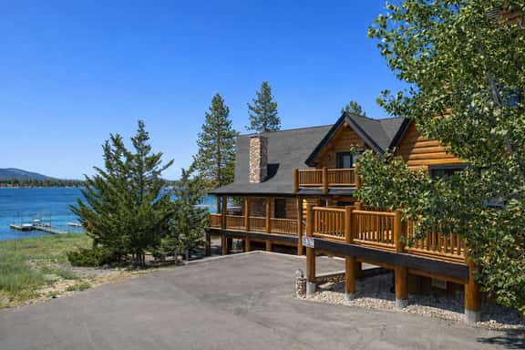 Lakefront Chalet near Village and Slopes - Image 1