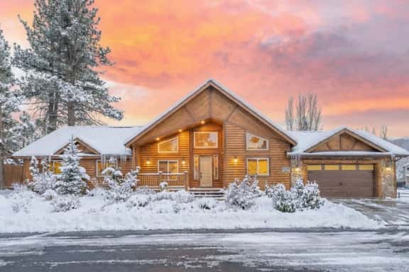 Walk to Ski Shuttle · Spa, Pool Table & Fireplace - Image 1