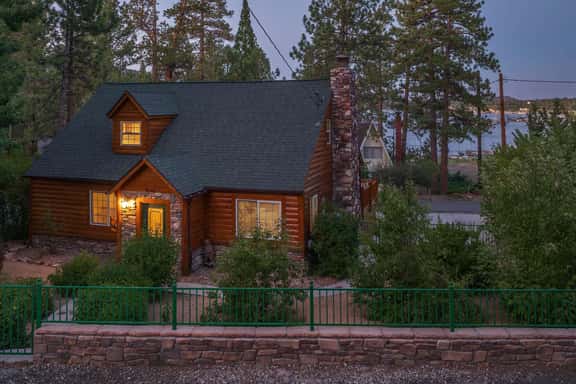 Lakeview Getaway. Close to Village and Slopes! - Image 1