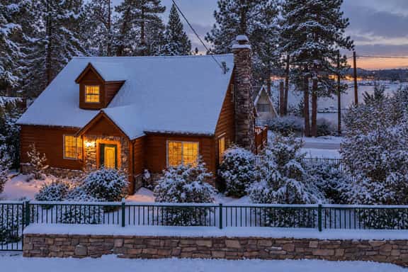 Cozy 3BR Cabin · Near Village, Lake & Slopes - Image 1