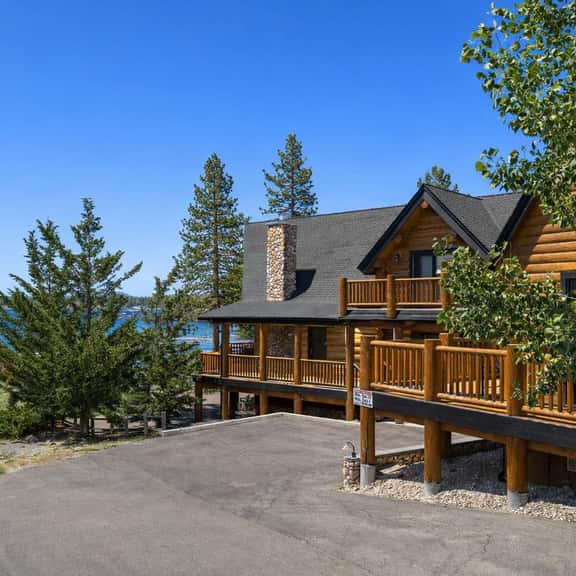 Lakefront Chalet near Village and Slopes - Image 1