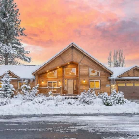 Walk to Ski Shuttle · Spa, Pool Table & Fireplace - Image 1