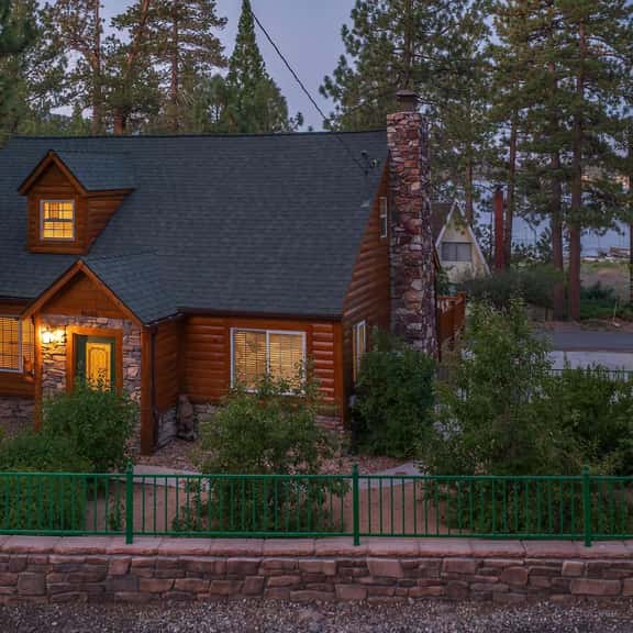 Lakeview Getaway. Close to Village and Slopes! - Image 1