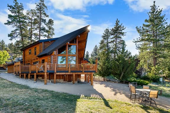 Lakefront Chalet near Village and Slopes - Image 3