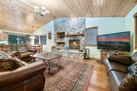 Walk to the Slopes · Hot Tub, Garage & Fireplace - Image 2