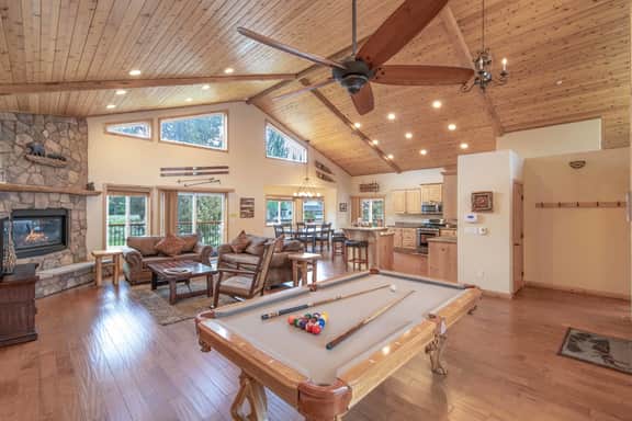 Walk to Ski Shuttle · Spa, Pool Table & Fireplace - Image 2