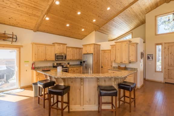 Walk to Ski Shuttle · Spa, Pool Table & Fireplace - Image 4