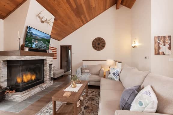 Remodeled Chalet ,Hot Tub ,Close to Slopes - Image 4