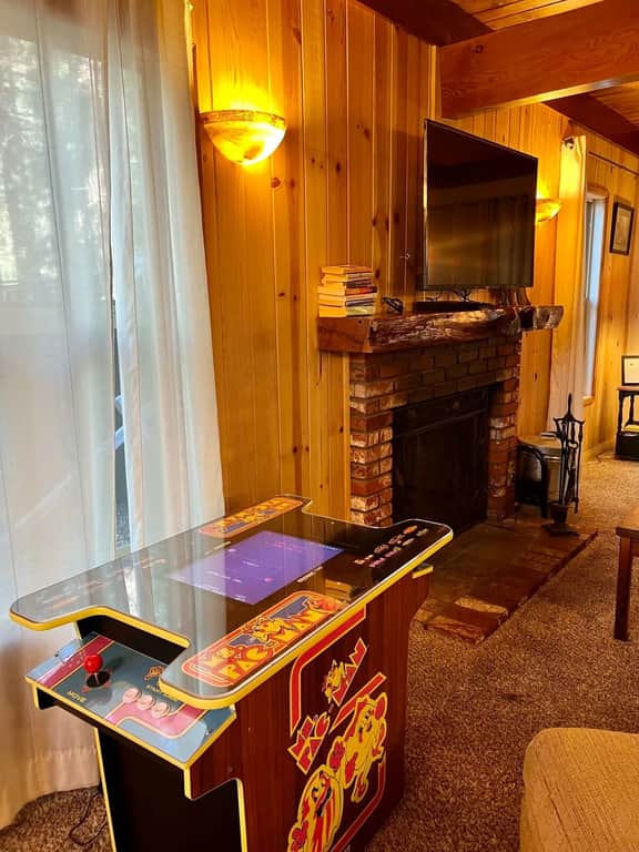 Walk to Bear Mtn Shuttle · Hot Tub & Arcade · 3BR - Image 4