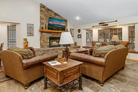 Walk to Summit, Spa, BBQ, Fireplace - Image 4