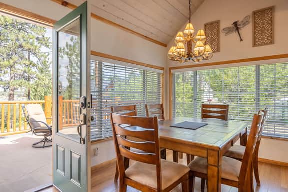 Lakeview Getaway. Close to Village and Slopes! - Image 4