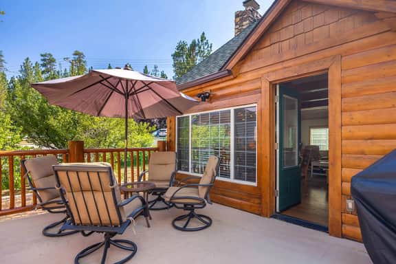 Cozy 3BR Cabin · Near Village, Lake & Slopes - Image 4