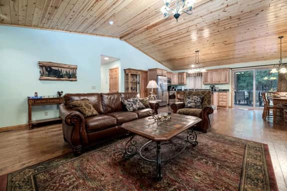 Walk to the Slopes · Hot Tub, Garage & Fireplace - Image 5