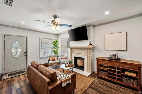 Remodeled 3BR by TCU · King Suite & Fenced Yard - Image 2